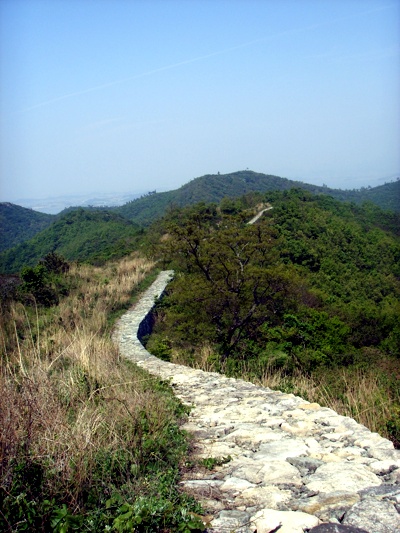 용장산성의 성벽. 용장산성은 삼별초가 웅거하며 여몽연합군과의 전쟁을 벌렸던 격전지이다. 성의 크기가 큰데, 이는 삼별초에겐 결정적인 약점이 되었다.(사적 제 126호) 